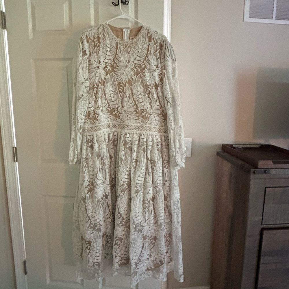 Ivy City Co White and Tan Midi Dress